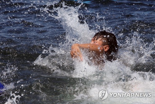 '폭염엔 시원한 바다가 최고'