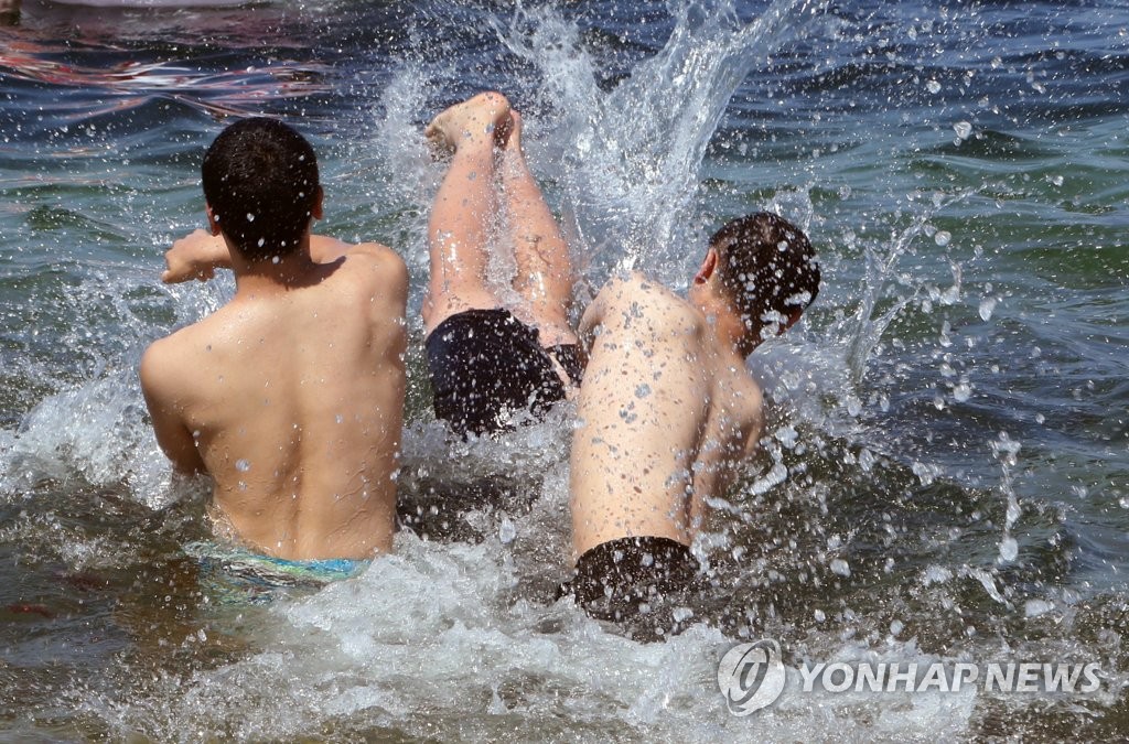 무더위 날리는 피서객