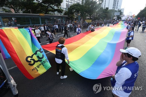 성소수자 퍼레이드 시작을 알리는 무지개 색