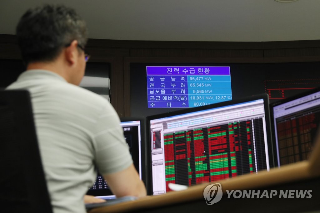 계속되는 폭염, 늘어나는 전력사용