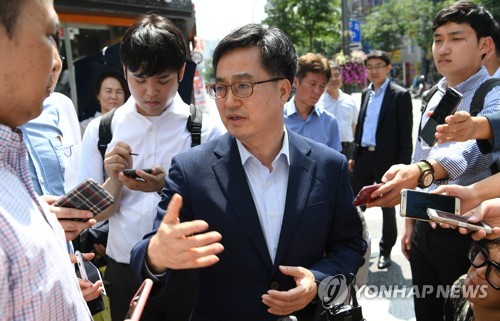 (서울=연합뉴스) 이지은 기자 = 김동연 경제부총리 겸 기획재정부 장관이 18일 오후 서울 서대문구 신촌로 한 식당 주인과 대화를 나누고 있다.jieunlee@yna.co.kr