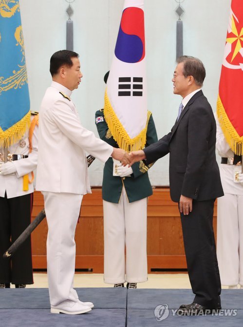 문 대통령, 신임 해군참모총장과 악수