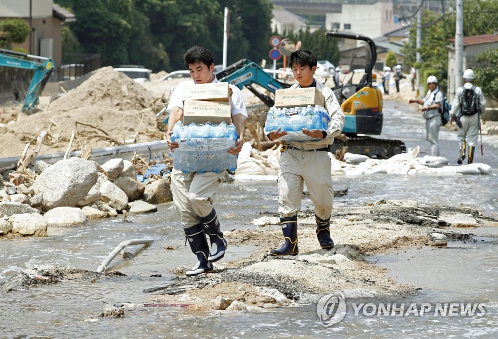 불볕더위속 일본 수해지역에 지원물자 나르기