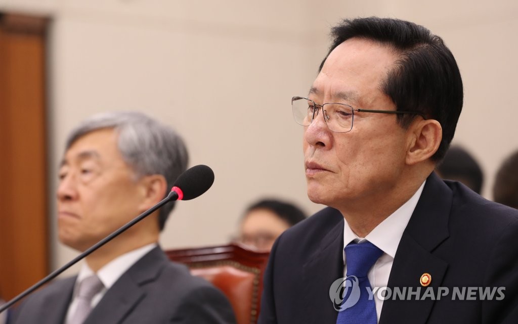 질의 듣는 송영무 국방