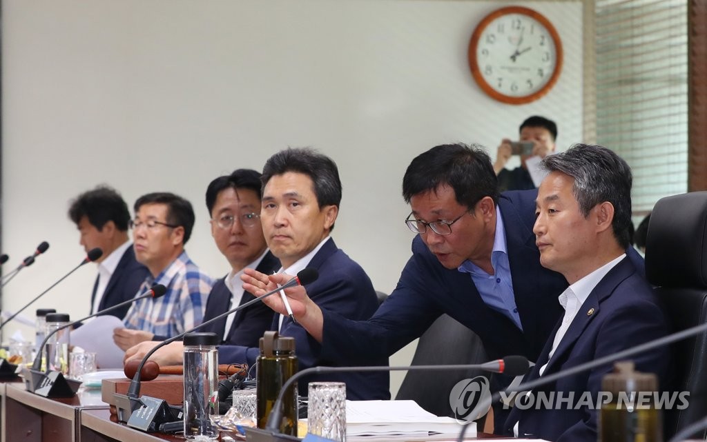 관계자와 이야기하는 안병옥 위원장