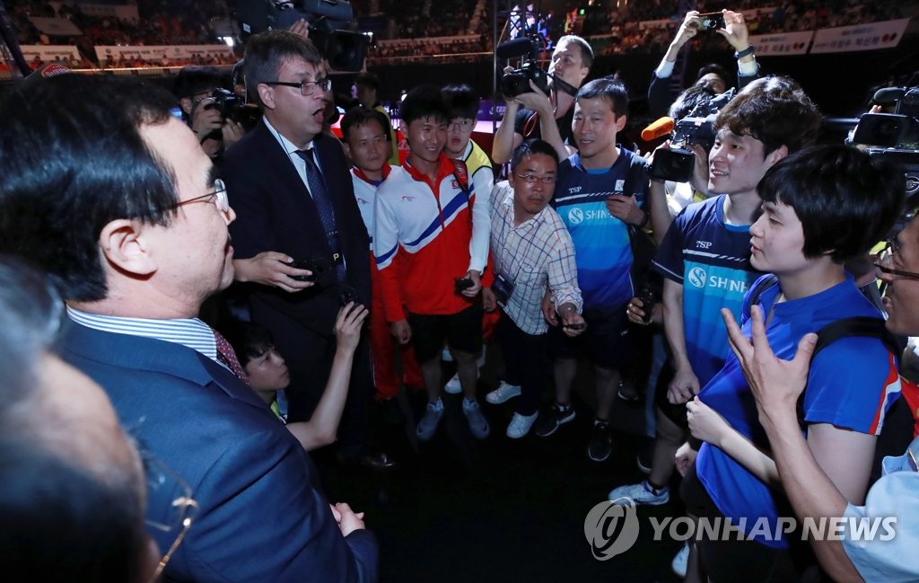 통일부 장관-탁구연맹 회장 축하받는 남북 단일팀