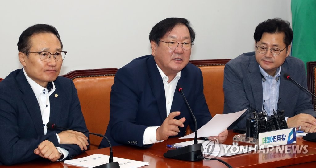 (서울=연합뉴스) 최재구 기자 = 26일 국회에서 열린 정책조정회의 중인 (왼쪽부터) 더불어민주당 홍영표 원내대표, 김태년 정책위의장, 홍익표 정책위 수석부의장. jjaeck9@yna.co.kr