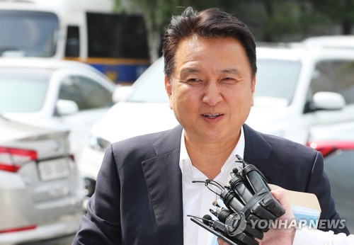 질문에 답하는 김영환