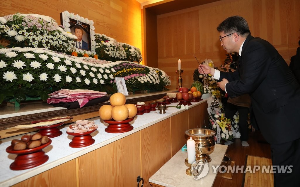 박종철 열사 부친 빈소 찾은 민갑룡 경찰청장