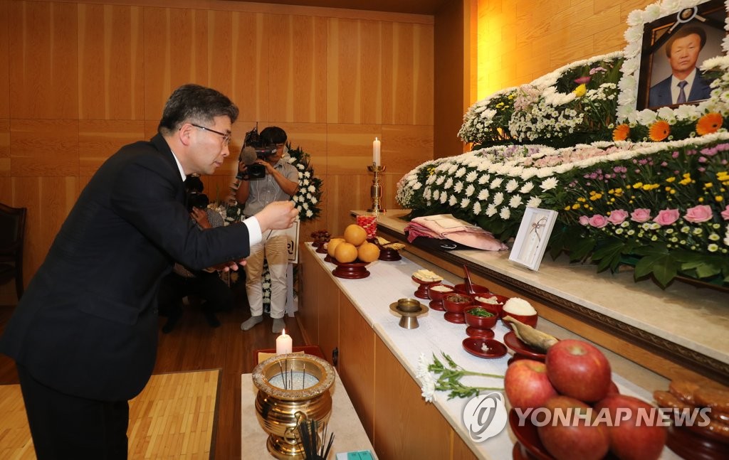 박종철 열사 부친 박정기 씨 빈소 찾은 경찰청장