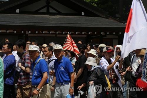 광복절의 日야스쿠니신사…전범기들고 참배하는 사람