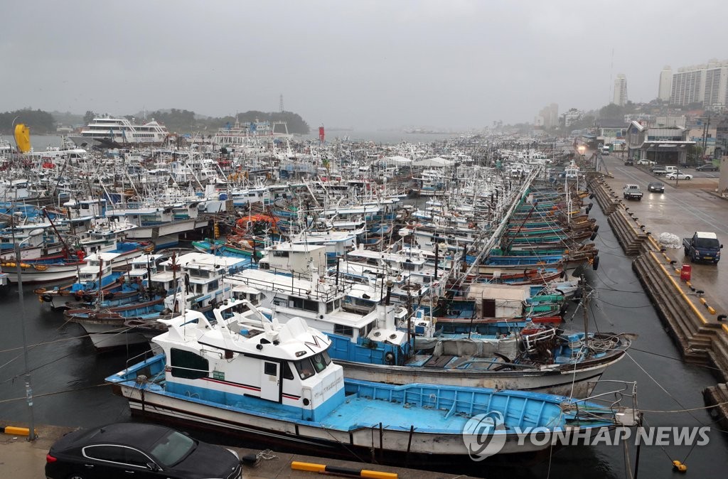 태풍 북상에 여수 국동항으로 피항한 어선들
