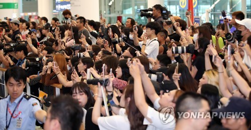 태극전사들 기다리는 축구 팬들