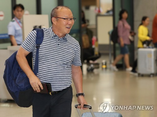 박항서, 수줍은 미소로 귀국