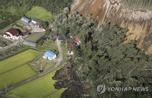 홋카이도, 강진에 이은 대규모 산사태 발생