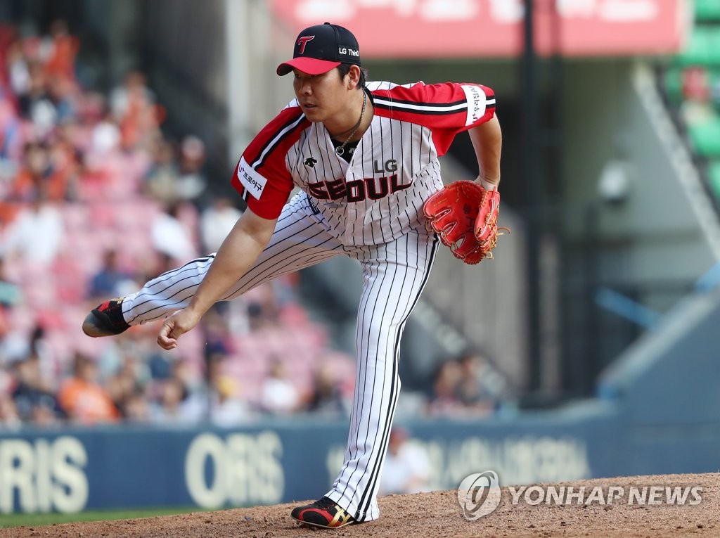 In this file photo from Sept. 9, 2018, Jeong Chan-heon of the LG Twins throws a pitch against the Hanwha Eagles in the top of the ninth inning of a Korea Baseball Organization regular season game at Jamsil Stadium in Seoul. (Yonhap)
