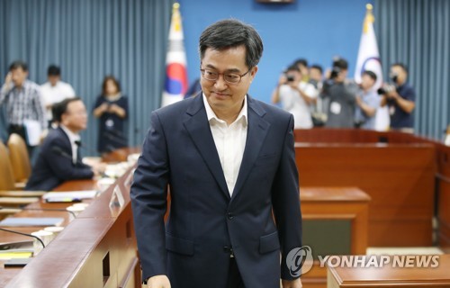 자리로 되돌아가는 김동연 부총리