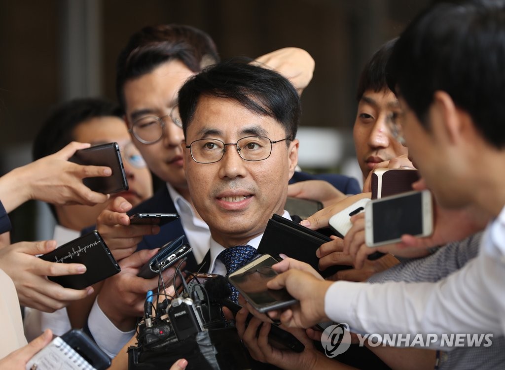 질문 답하는 유해용 전 연구관