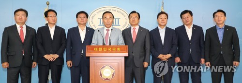 항의 기자회견하는 자유한국당 국토위원들