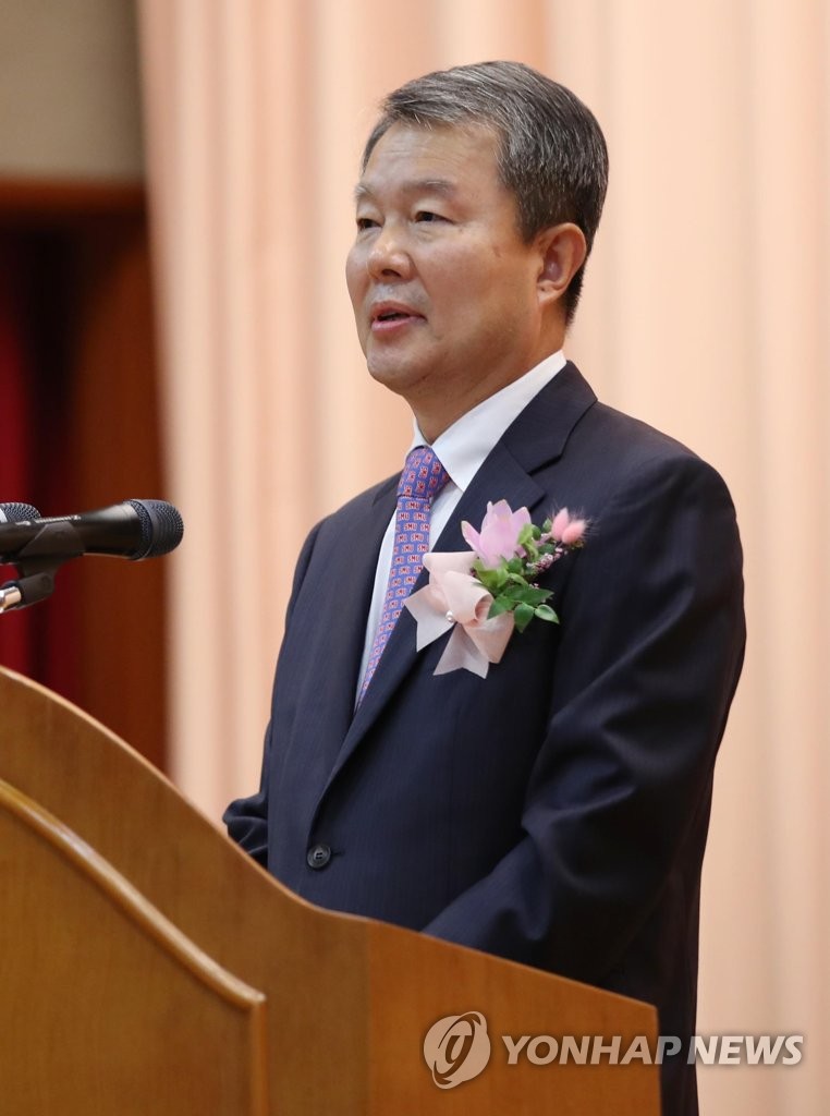 퇴임사하는 이진성 헌법재판소장