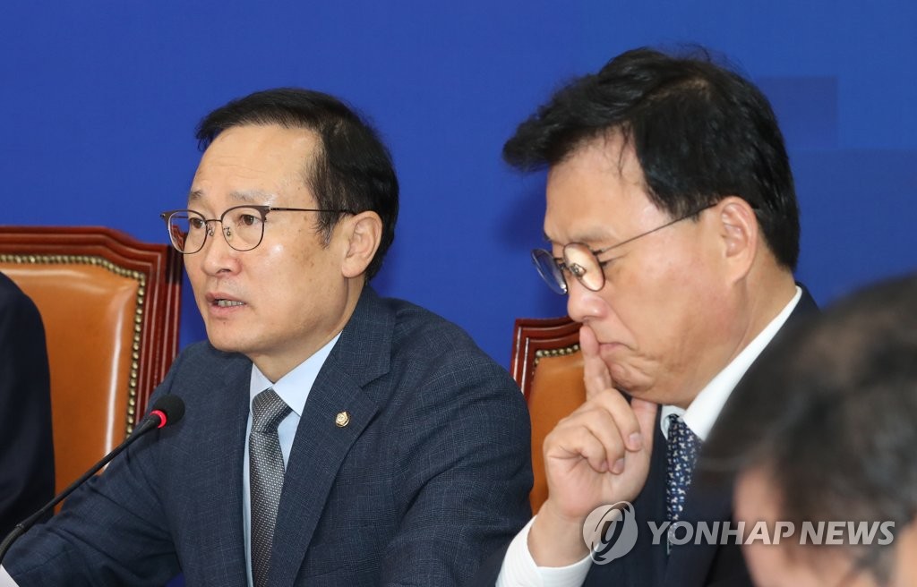 발언하는 홍영표 원내대표