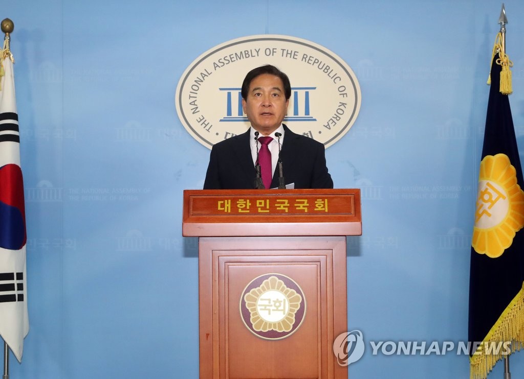 기자회견 하는 심재철 의원