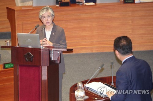 질문에 답하는 강경화 외교부 장관