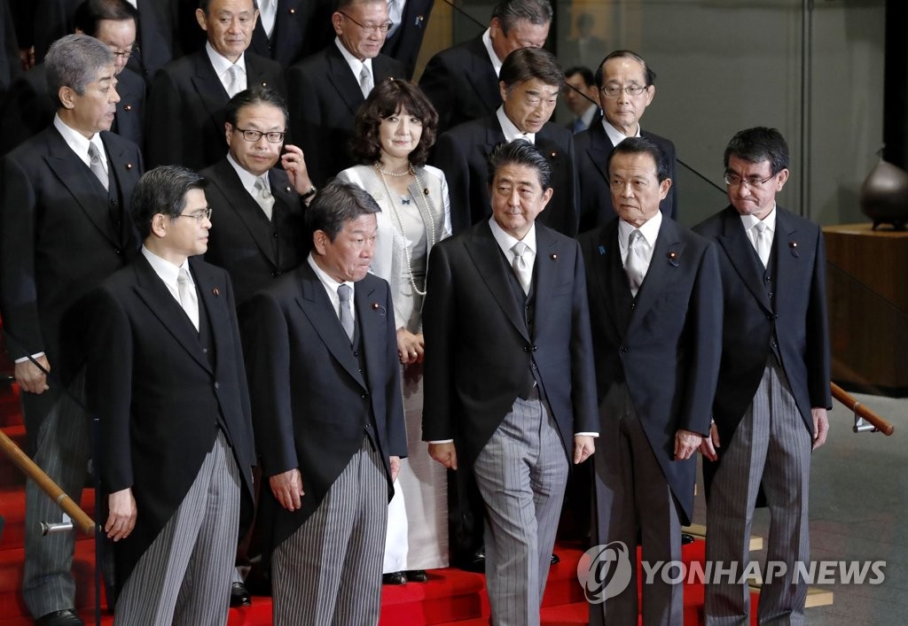 기념촬영하는 일본 아베 내각 각료들