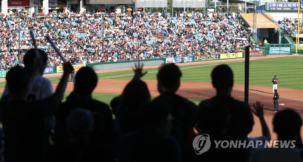 관중으로 가득 찬 야구장