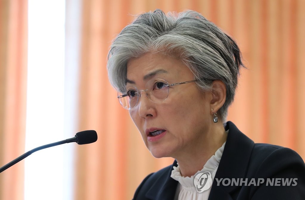 질문에 답하는 강경화 외교부 장관