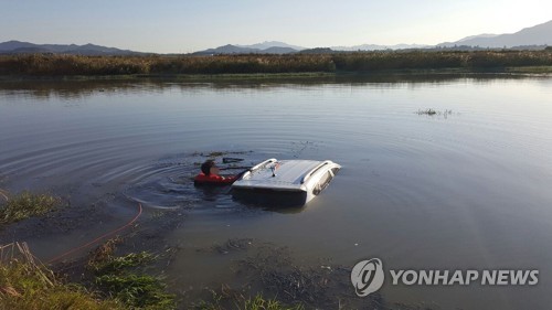농수로로 추락한 승용차