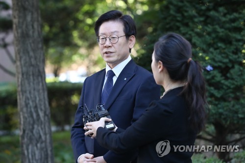 취재진에 압수수색 과정 설명하는 이재명 지사