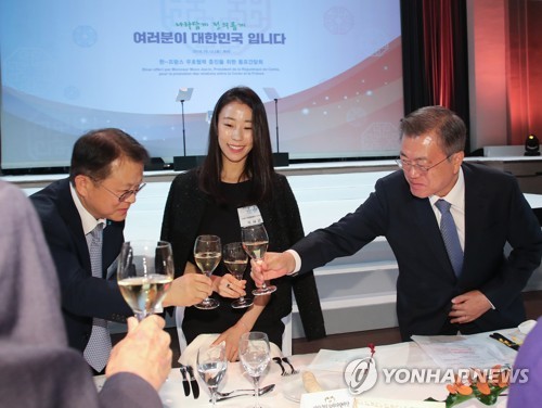 문 대통령, 재프랑스 동포들과 건배