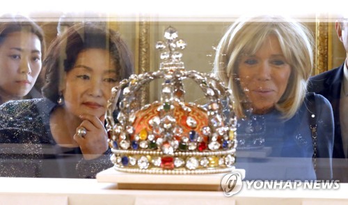 루브르 박물관 방문한 한-프 정상부인