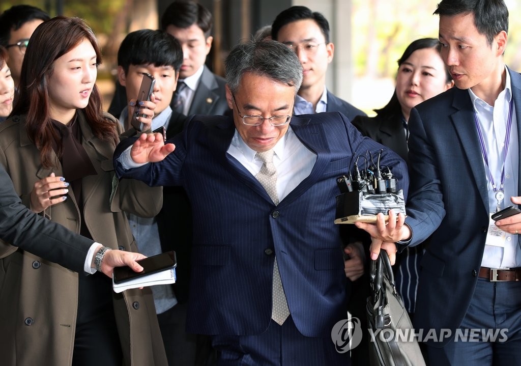 팔꿈치로 기자들 뿌리치는 임종헌 전 법원행정처 차장