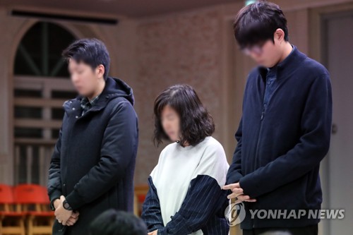 학부모들 앞에 나선 동탄 환희유치원 원장