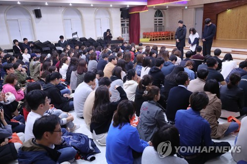 동탄 환희유치원에 모인 학부모들
