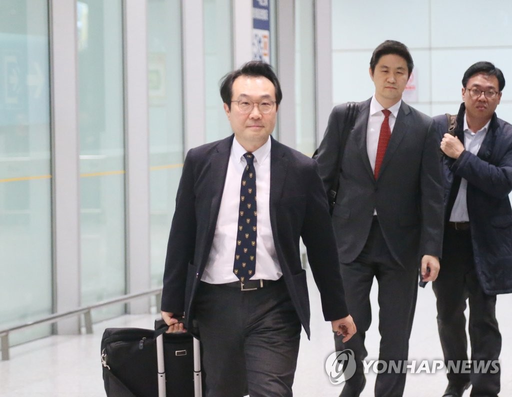 South Korea's top nuclear envoy, Lee Do-hoon, arrives at Beijing Capital International Airport in Beijing on Oct. 18, 2018, one day ahead of a meeting with his Chinese counterpart, Kong Xuanyou. (Yonhap)