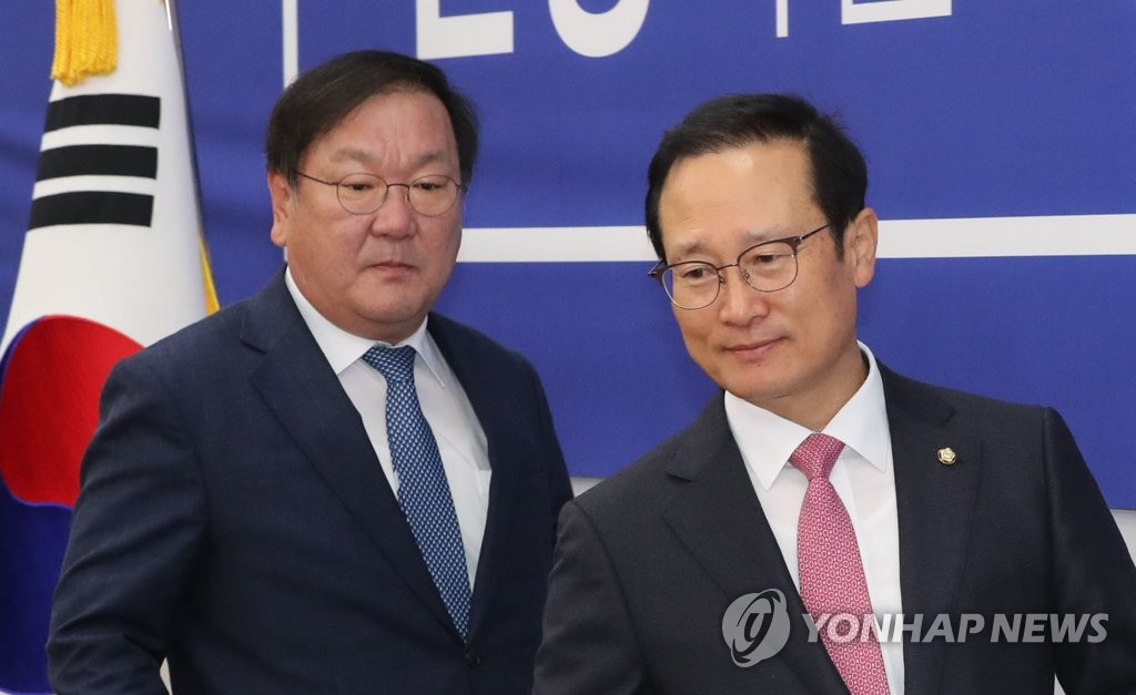 원내대책회의 참석하는 홍영표와 김태년