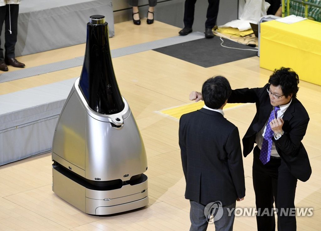 日 전철역에 도입되는 AI 경비로봇
