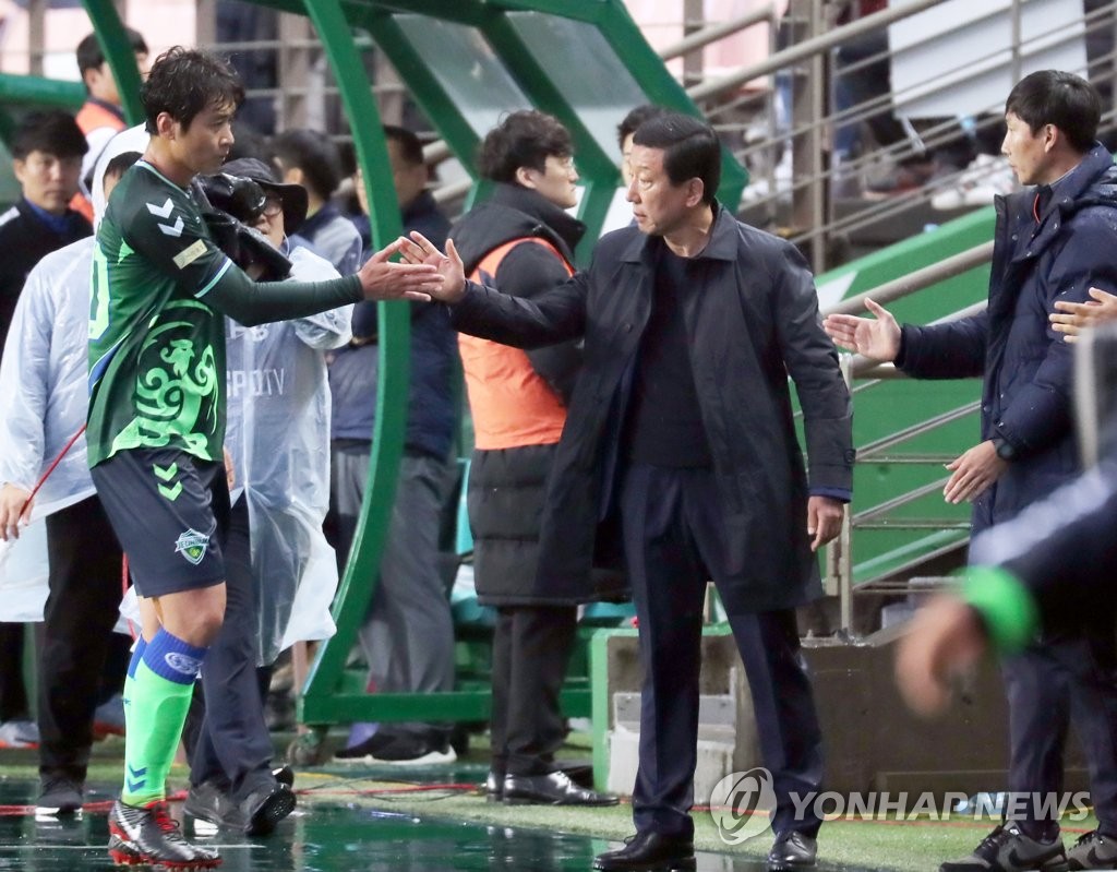 이동국과 최강희 감독 악수