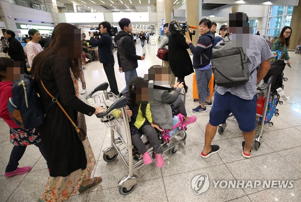 귀국하는 사이판 고립 관광객들