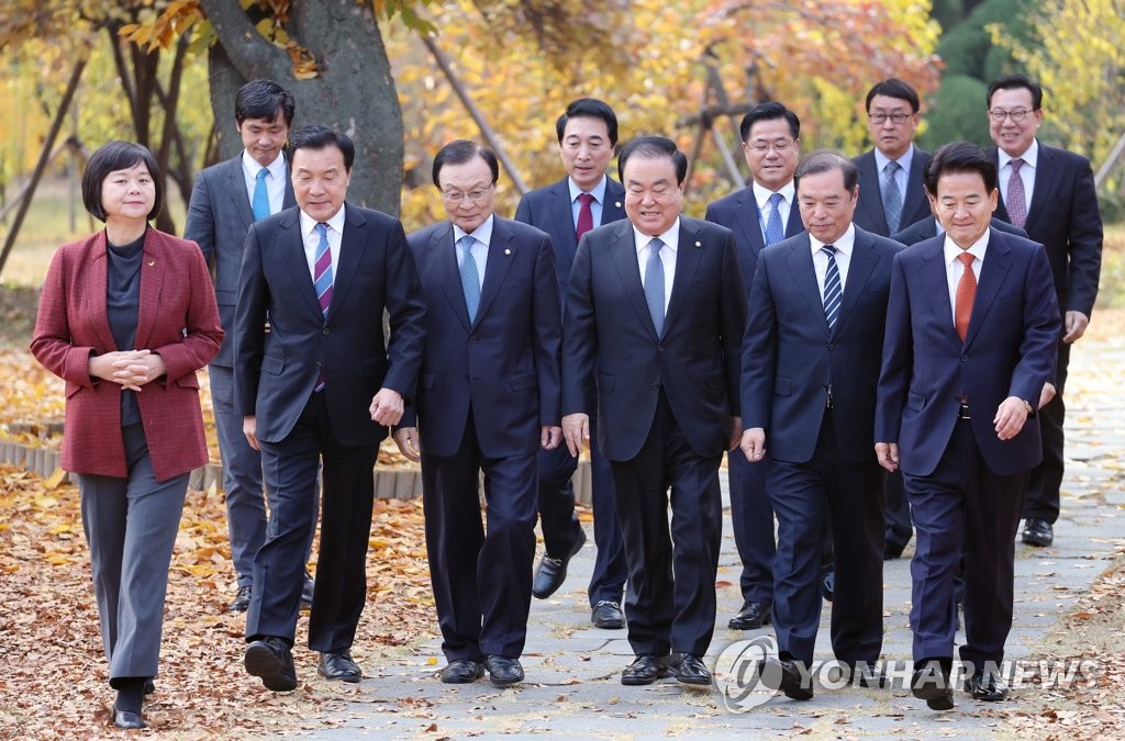 오찬장 이동하는 국회의장과 여야대표들