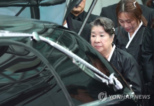 담담한 표정의 엄앵란
