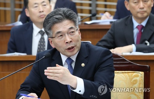 답변하는 민갑룡 경찰청장