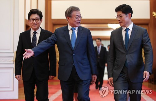 신임 환경부, 국무조정실장과 이동하는 문 대통령
