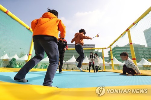 뛰어오르는 어린이들