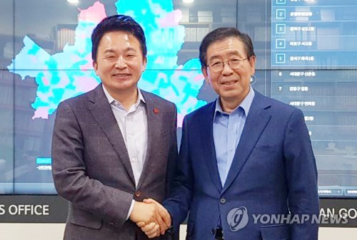 손잡은 박원순 서울시장과 원희룡 제주지사