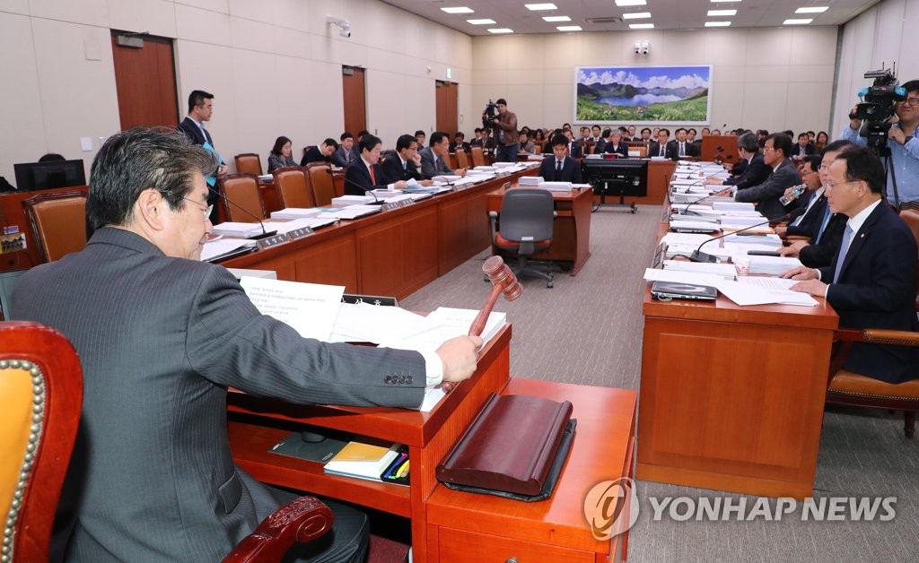 의사봉 두드리는 강석호 외통위원장