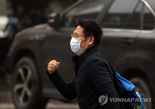 '스모그 경보' 마스크 낀 베이징 시민